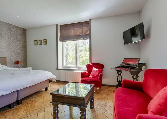 Chateau Chevalier Des Montys Bed & Breakfast