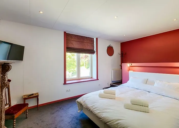 Chateau Chevalier Des Montys Bed & Breakfast 4*